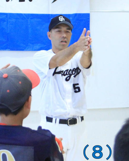 足両手を前で合わせ、手の甲を上に引く