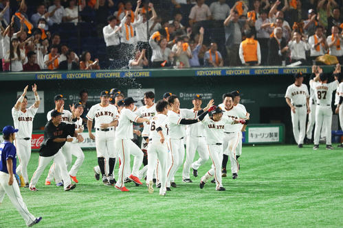 巨人対中日　サヨナラ勝ちに大喜びする巨人ナイン（撮影・足立雅史）