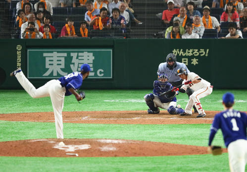 巨人対中日　9回裏巨人無死二塁、増田大のバントが相手失策を誘いサヨナラ勝ちを呼び込む（撮影・足立雅史）