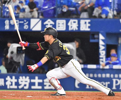 DeNA対阪神　11回表阪神無死三塁、勝ち越し犠飛を放つ糸原健斗（撮影・上田博志）