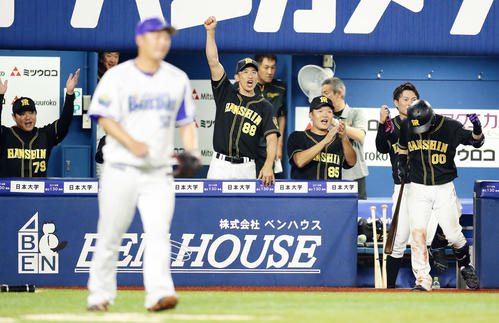 DeNA対阪神　11回表阪神無死三塁、糸原の右犠飛で、勝ち越しを決め、ガッツポーズで喜ぶ矢野監督（中央奥）ら阪神ベンチ。手前は投手武藤（撮影・浅見桂子）