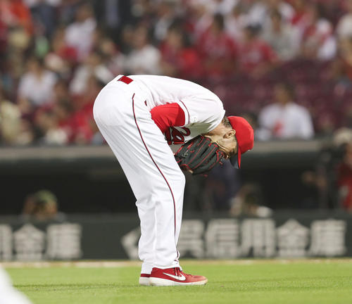 広島対ヤクルト　5回表ヤクルト2死満塁、村上に満塁本塁打を浴びるローレンス（撮影・前田充）