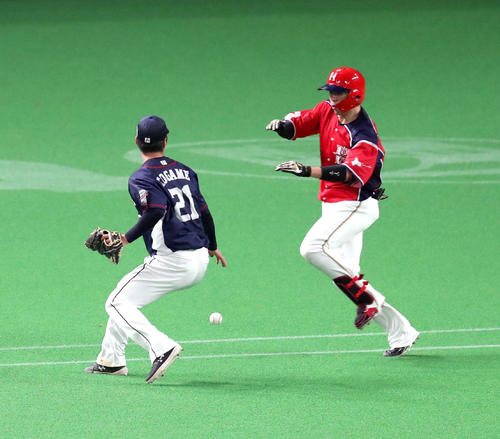 日本ハム対西武　4回裏日本ハム無死一、二塁、ボールをこぼす西武十亀（撮影・佐藤翔太）