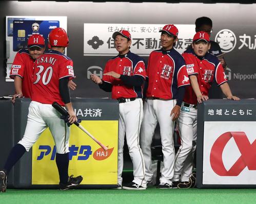 日本ハム対西武　4回裏、生還した宇佐見を出迎える栗山監督（中央）（撮影・黒川智章）