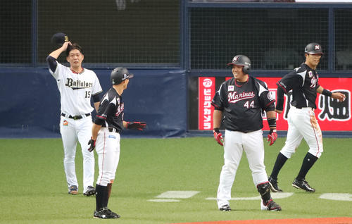 オリックス対ロッテ　3回表ロッテ1死満塁、荒西は清田に左前適時打を打たれ失点する、右から生還した二走中村奨、次打者井上、生還した三走荻野（撮影・加藤哉）