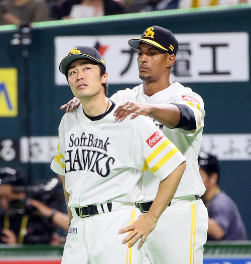 ソフトバンク対楽天　和田毅（左）の肩を揉むジュリスベル・グラシアル（撮影・栗木一考）