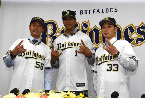 入団会見を終えポーズをとる左から松井佑介、スティーブン・モヤ、松井雅人（撮影・渦原淳）