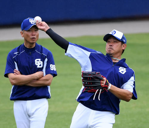キャッチボールを行う松坂大輔。左は勝崎耕世コーチ（2019年6月28日撮影）