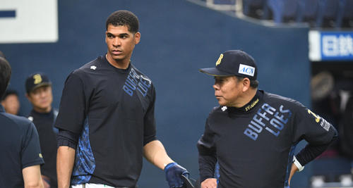 モヤ（左）と西村監督（撮影・渦原淳）