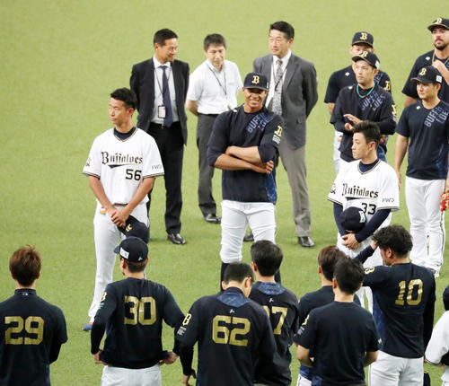 オリックス対ロッテ　トレードで中日から移籍しナインを前に挨拶する左から松井佑介、モヤ、松井雅（撮影・加藤哉）