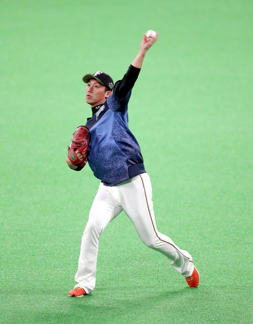 日本ハム対西武　キャッチボールをする日本ハム吉川（撮影・佐藤翔太）