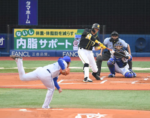 DeNA対阪神　1回表阪神2死、糸井は先制の右越え本塁打を放つ（撮影・加藤諒）