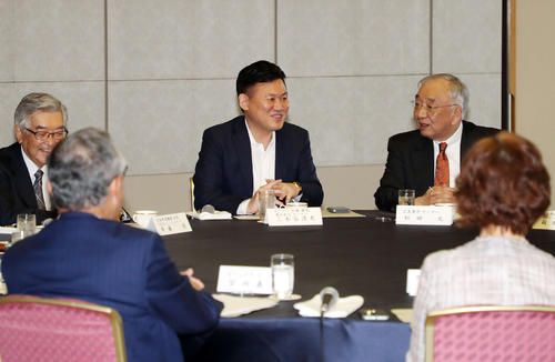 オーナー会議で笑顔を見せる楽天三木谷浩史オーナー（中央）（撮影・鈴木正人）