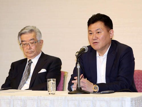 報道陣の質問に答える楽天三木谷オーナー（右）と斉藤コミッショナー（撮影・鈴木正人）