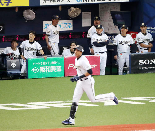 オリックス対ロッテ　2回裏オリックス2死、モヤの右越え本塁打をベンチから見つめる西村監督（中央右）らナインたち（撮影・加藤哉）