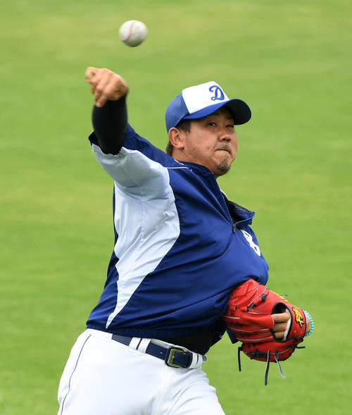 キャッチボールを行う松坂（撮影・前岡正明）