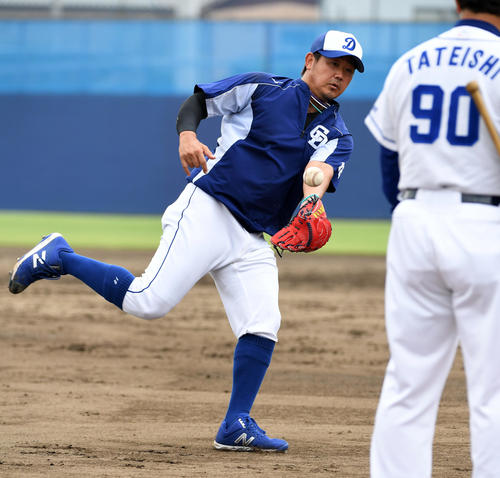 投内連係を行う松坂（撮影・前岡正明）