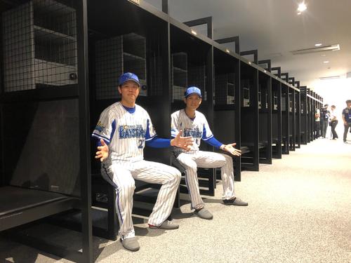 追浜公園内に新設されたDeNAの青星寮の選手ロッカーで記念撮影に応じる左から上茶谷、神里