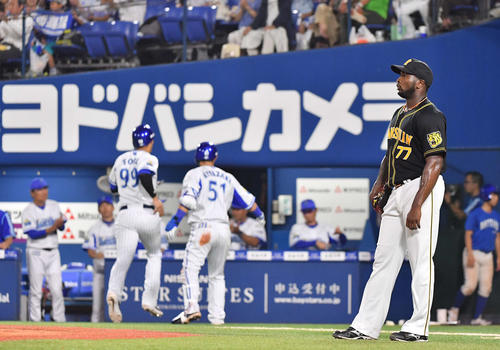DeNA対阪神　6回裏DeNA無死二、三塁、ガルシアは筒香の右犠飛で3点目を失う。左から3人目は生還したソト（撮影・上田博志）