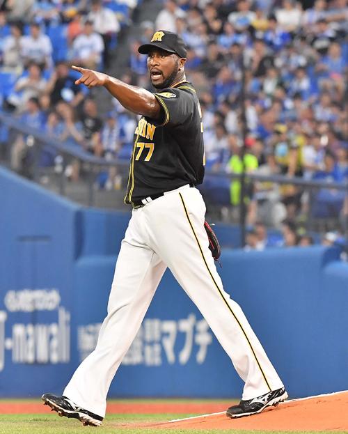 DeNA対阪神　2回裏DeNA1死一塁、伊藤光の三ゴロを軽快にさばいた大山を指さすガルシア（撮影・上田博志）