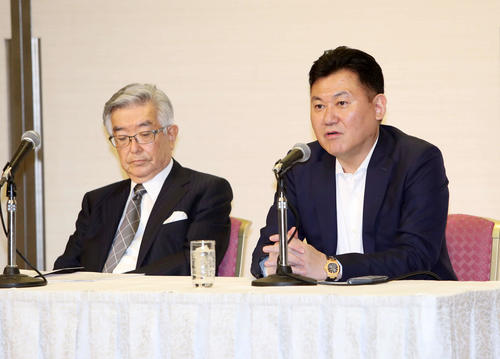 報道陣の質問に答える楽天三木谷オーナー（右）と斉藤コミッショナー（撮影・鈴木正人）