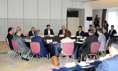 円卓で開催されたオーナー会議。後方中央は楽天三木谷オーナー　（撮影・鈴木正人）