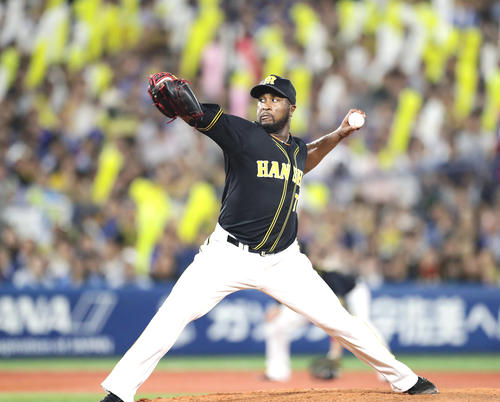 DeNA対阪神　6回裏DeNAの攻撃で、黄色のジェット風船を背に投げ込むガルシア（撮影・浅見桂子）
