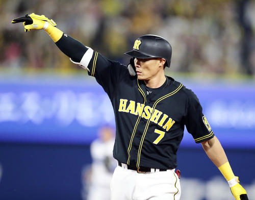 DeNA対阪神　8回表阪神2死一、二塁、糸井は中前適時打を放ち、ベンチに向かってポーズ（撮影・浅見桂子）