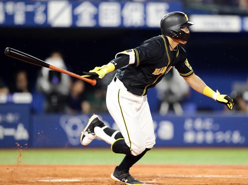DeNA対阪神　8回表阪神2死一、二塁、糸井は中前適時打を放つ（撮影・浅見桂子）