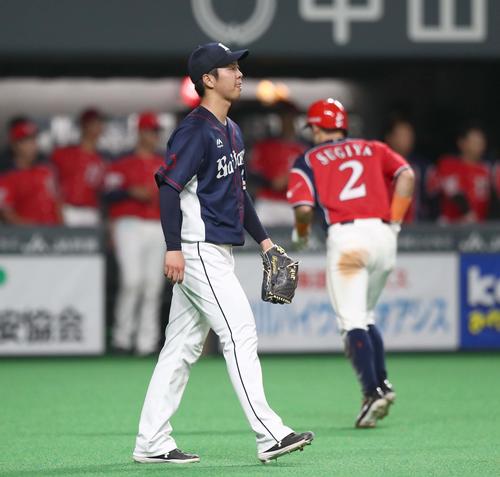 日本ハム対西武　3回裏日本ハム2死一、二塁、中田に中前適時打を浴びる十亀（撮影・黒川智章）