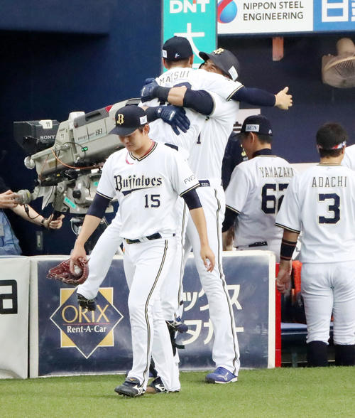 オリックス対ロッテ　2回裏オリックス2死、モヤは右越え本塁打を放ち出迎えた松井雅を笑顔で抱きかかえる（撮影・加藤哉）