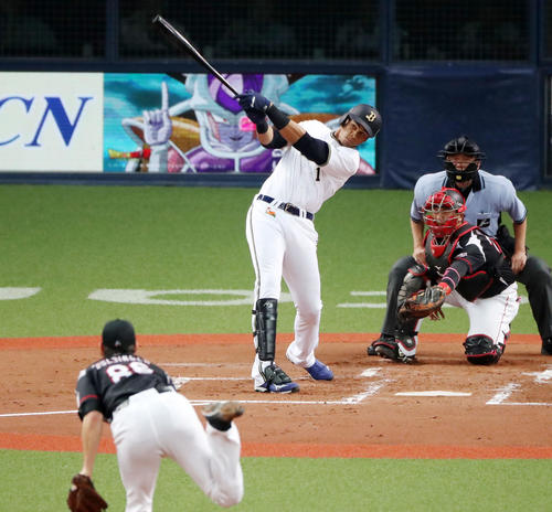 オリックス対ロッテ　2回裏オリックス2死、モヤは右越え本塁打を放つ（撮影・加藤哉）