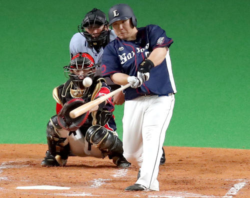 日本ハム対西武　4回表西武無死一、二塁、中村は逆転となる2点適時二塁打を放つ（撮影・佐藤翔太）