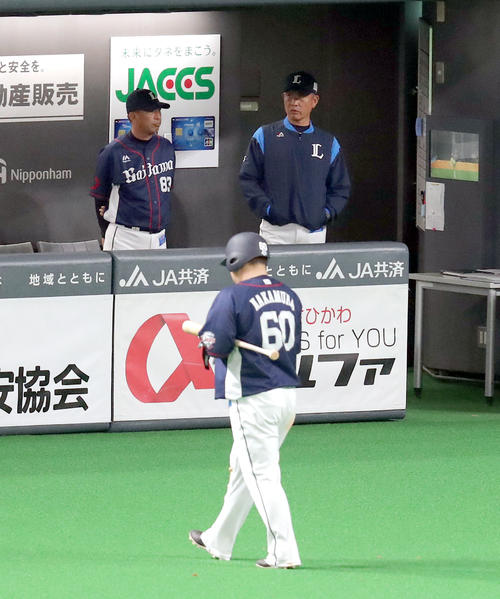 日本ハム対西武　9回表西武無死、中村は三振に終わる。右奥はベンチで険しい表情の辻監督（撮影・佐藤翔太）