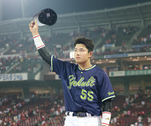 広島対ヤクルト　ヤクルトファンの声援に応える村上（撮影・前田充）