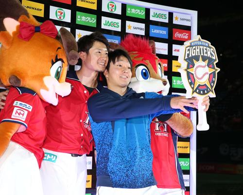 日本ハム対西武　試合後、お立ち台で「自撮り」する西川（左）と玉井（撮影・黒川智章）