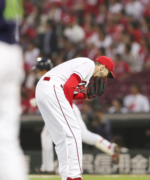 広島対ヤクルト　5回表ヤクルト2死満塁、村上に満塁本塁打を浴びるローレンス（撮影・前田充）