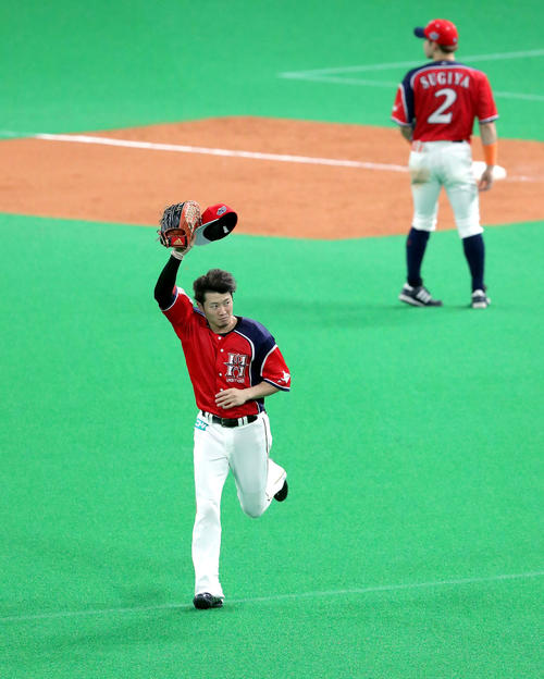 日本ハム対西武　勝ち越しとなる2点適時二塁打を放ちファンの声援に応える日本ハム西川（撮影・佐藤翔太）