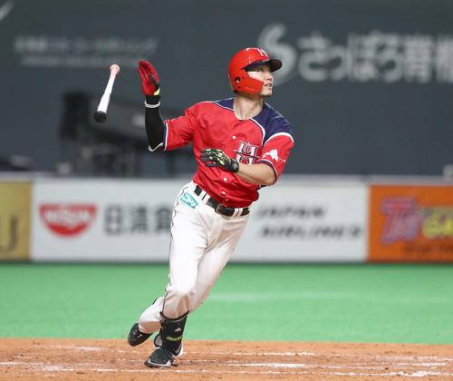 日本ハム対西武　4回裏日本ハム無死満塁、右越え2点適時二塁打を放つ西川（撮影・黒川智章）
