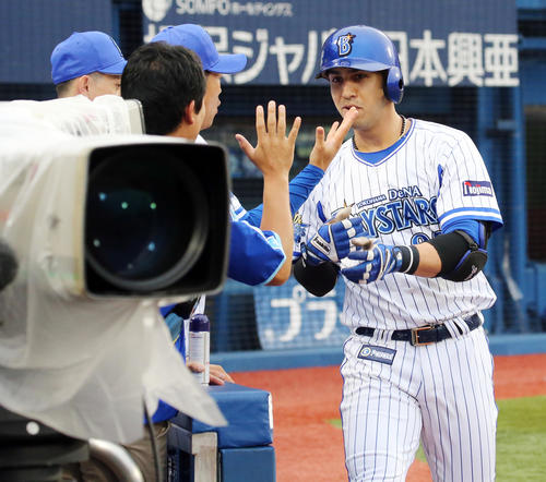 DeNA対阪神　1回裏DeNA1死、ソトは同点本塁打を放ち、ナインとハイタッチ（撮影・浅見桂子）