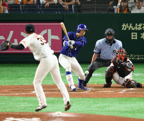 2回表中日2死満塁、京田は中前2点適時打を放つ。投手桜井（撮影・足立雅史）