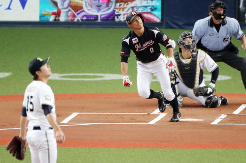 1回表ロッテ無死、荻野は初球を打って左越え本塁打を放つ（撮影・加藤哉）