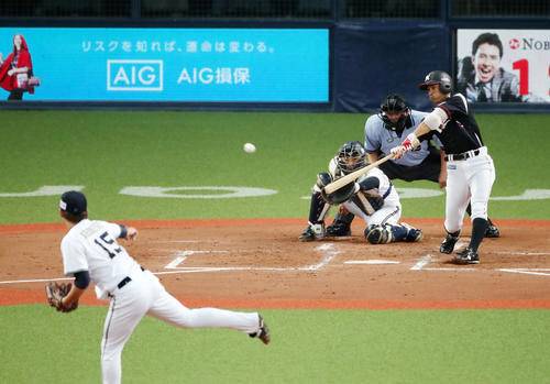 3回表ロッテ無死一、三塁、荻野は右前適時打を放つ（撮影・加藤哉）