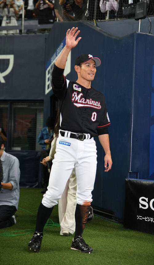 ヒーローインタビューを終えファンの声援にこたえる荻野貴司（撮影・渦原淳）