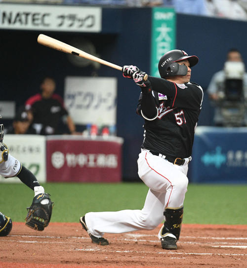 オリックス対ロッテ　3回表ロッテ2死一、二塁、香月は右越え3点本塁打を放つ（撮影・渦原淳）