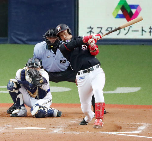 オリックス対ロッテ　9回表ロッテ1死、三家は左線二塁打を放つ（撮影・加藤哉）
