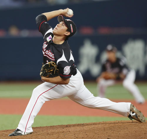 9回、プロ初登板し好投したロッテ東妻（共同）