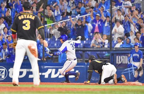 DeNA対阪神　11回裏DeNA無死一塁、ラファエル・ドリスの悪送球を植田海が捕れず（撮影・上田博志）