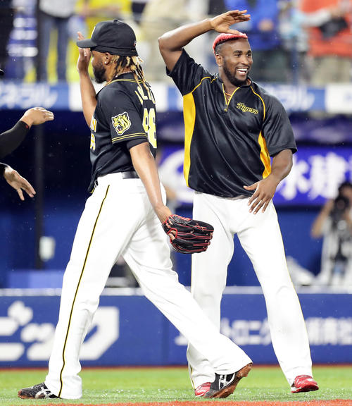 DeNA対阪神　11回裏DeNA2死二、三塁、佐野を左飛に仕留めて連敗を脱出し、笑顔でドリス（手前）を迎えるガルシア（撮影・浅見桂子）
