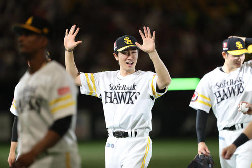 ソフトバンク対楽天　2勝目を飾った和田は笑顔で声援に応える（撮影・梅根麻紀）